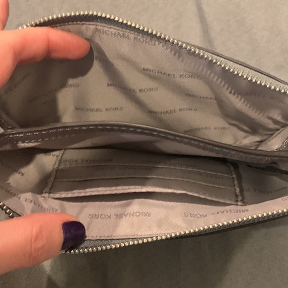 *NWOT* Michael Kors silver wristlet wallet - Picture 3 of 5